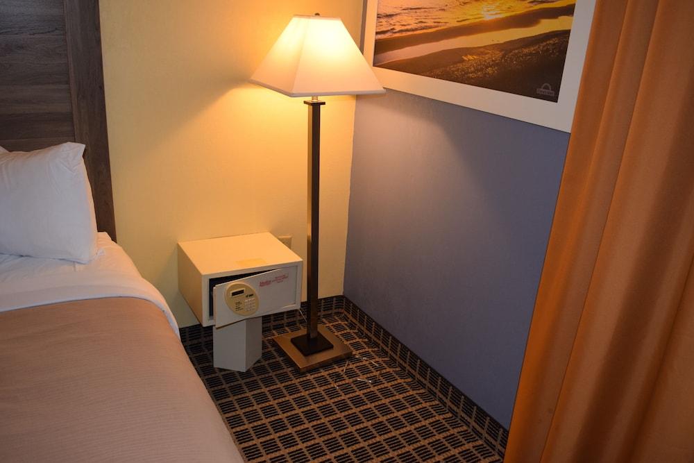Days Inn by Wyndham Cadillac photo 8