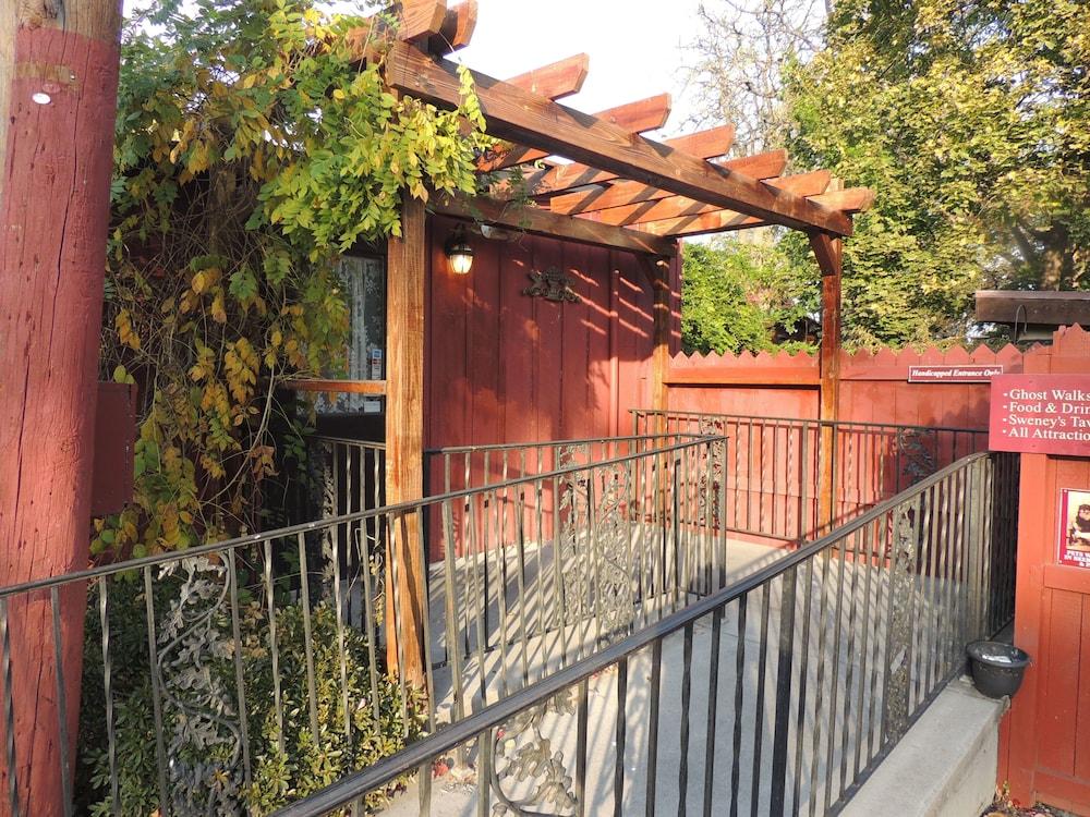 Historic Farnsworth House Inn photo 36