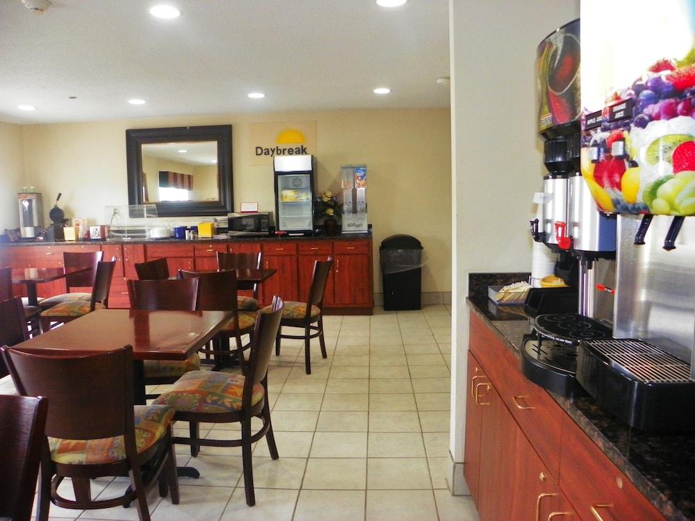 Royalton Inn & Suites photo 8