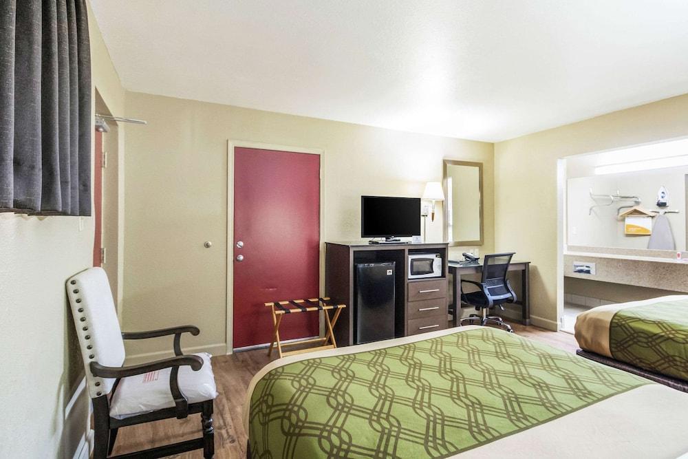 Econolodge Inn & Suites photo 14