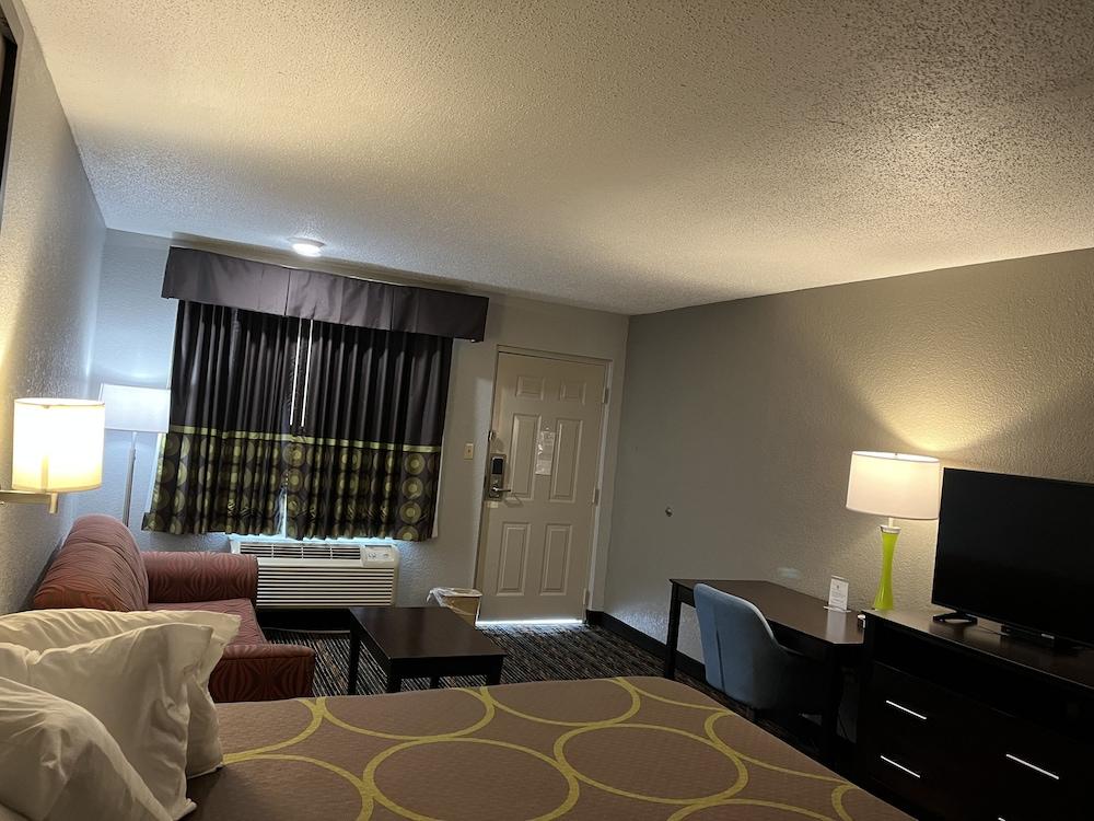 Super 8 by Wyndham Meridian photo 17