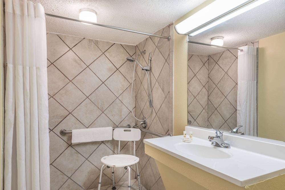 Ramada by Wyndham Lumberton photo 11
