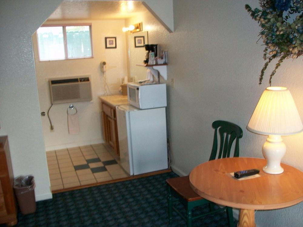 Barewood Inn and Suites photo 8