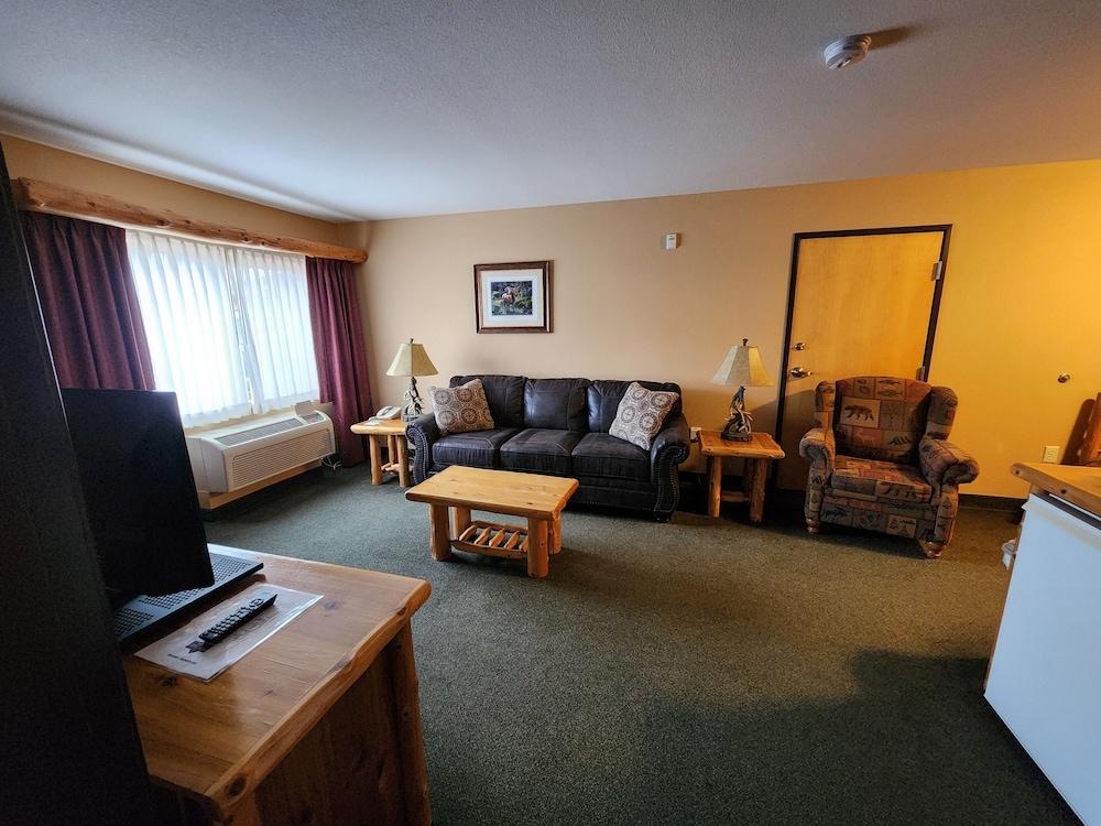 Pine Peaks Lodge & Suites photo 11