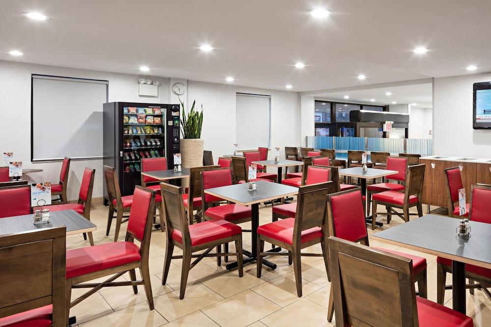 Holiday Inn Express Brooklyn, an IHG Hotel photo 22