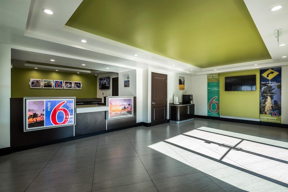 Motel 6 Canoga Park, CA photo 2