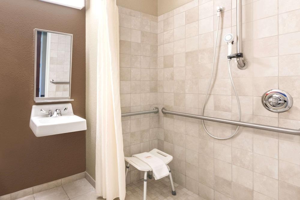 Microtel Inn & Suites by Wyndham Dickinson photo 24