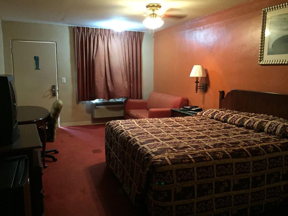 Deluxe Inn Airport photo 2