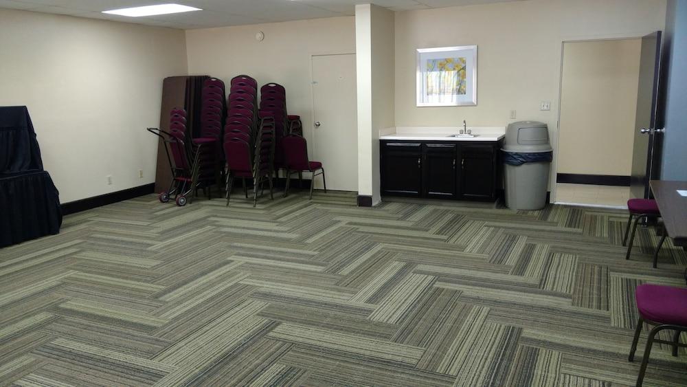 Days Inn by Wyndham Ashland photo 37