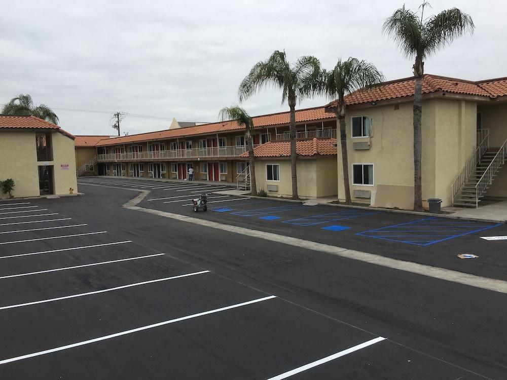 Baymont by Wyndham Bakersfield photo 1