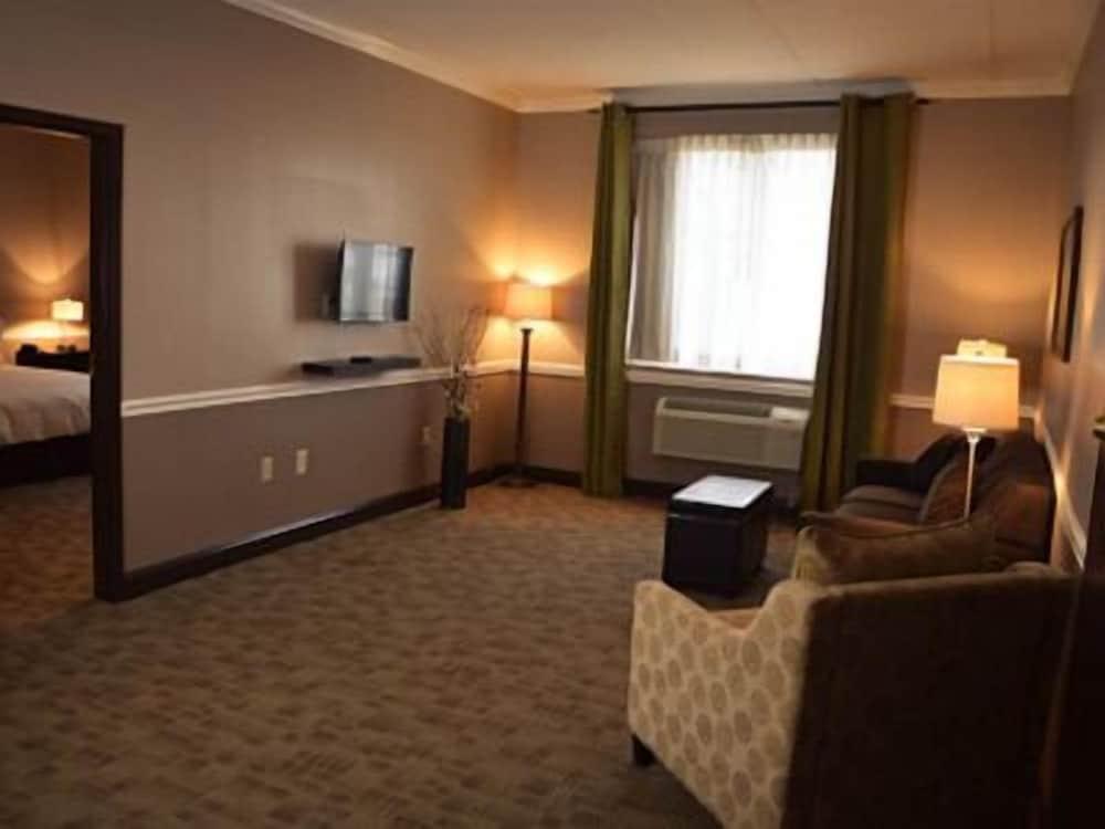 Belvedere Inn photo 32