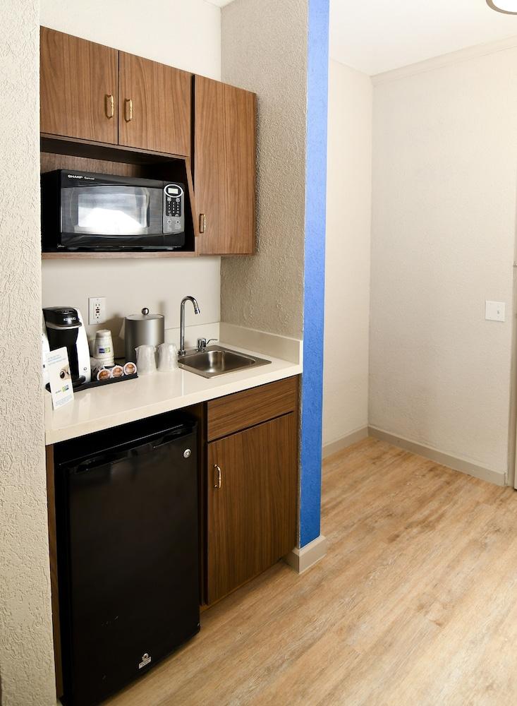 Holiday Inn Express Hotel & Stes Port Clinton-Catawba Island by IHG photo 53