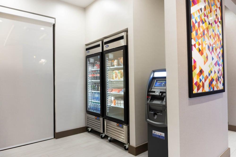 Holiday Inn Express & Suites Los Angeles Downtown West by IHG photo 21