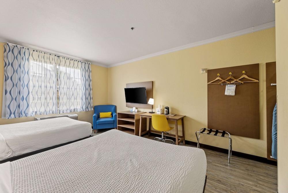 Days Inn & Suites by Wyndham Euless DFW Airport South photo 64