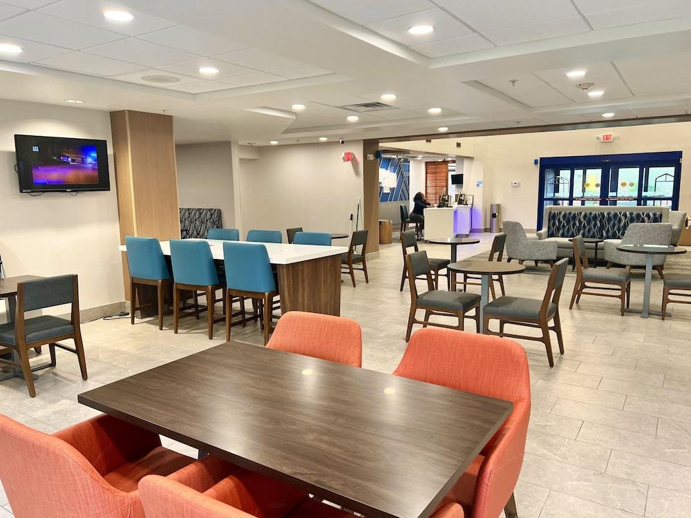 Holiday Inn Express Madison by IHG photo 28