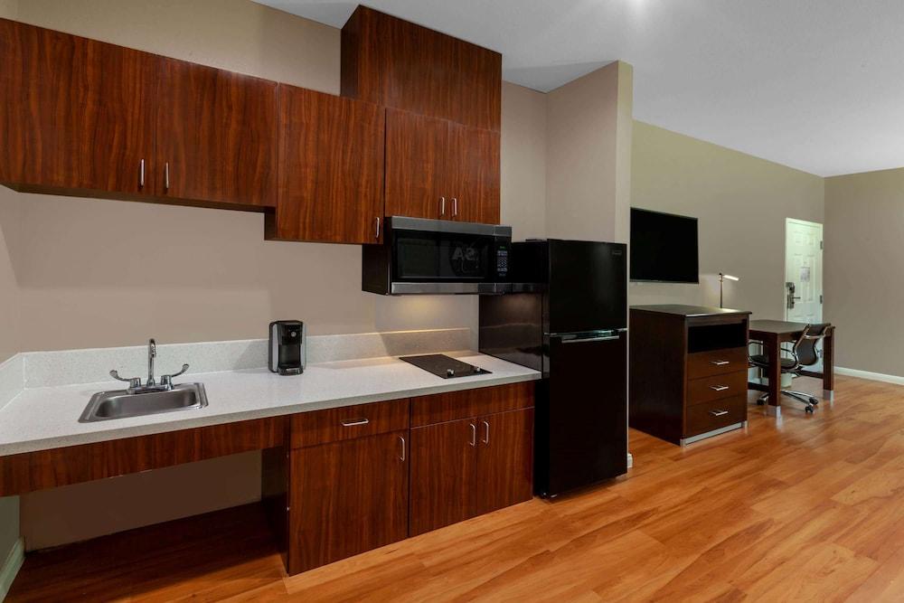 Super 8 by Wyndham Houston Northwest Cypress photo 4