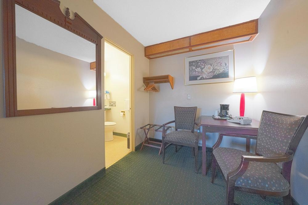 Broadway Inn photo 32