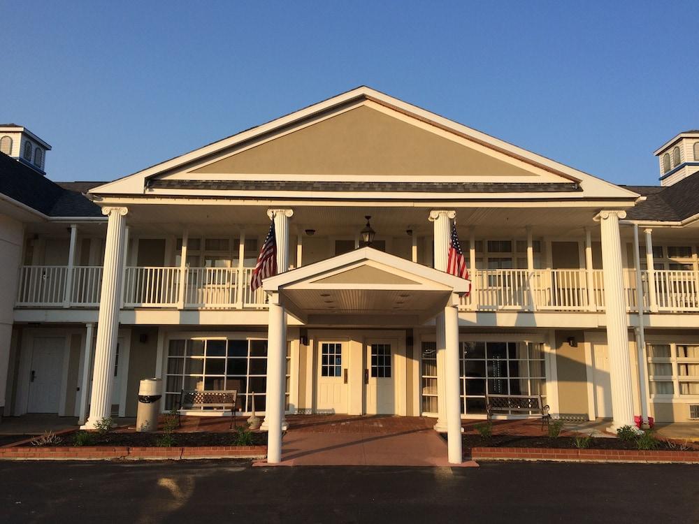 Baymont by Wyndham St. Ignace Lakefront photo 35
