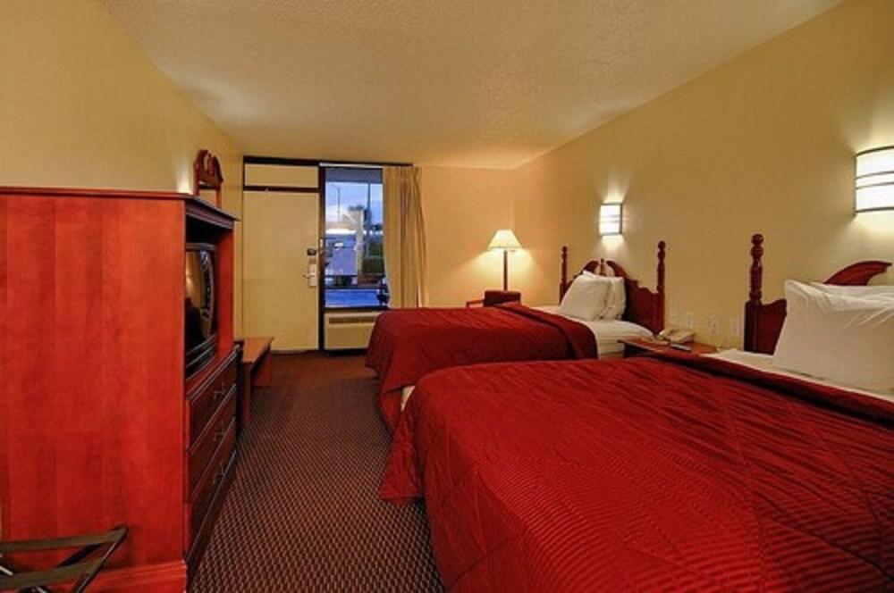 Super 6 Inn & Suites photo 23