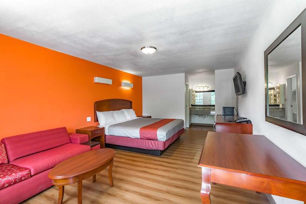 Giddings Executive Inn photo 14