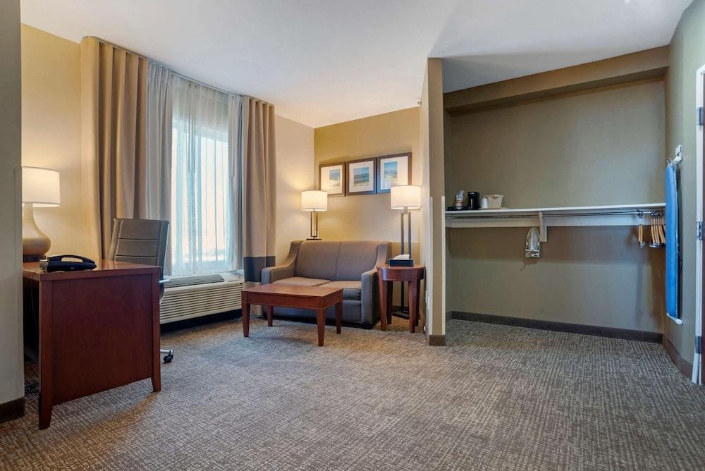 Comfort Suites Foley photo 8