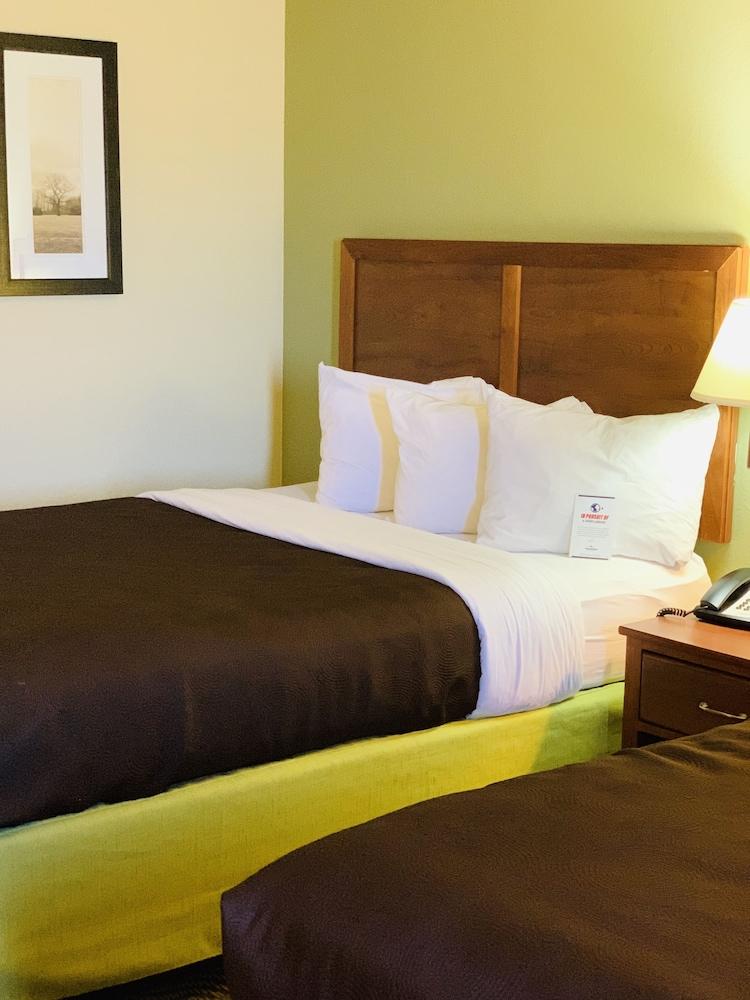AmericInn by Wyndham Kewanee photo 89