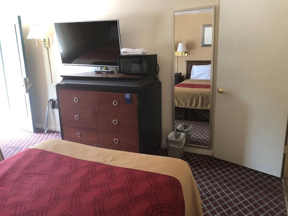 Rodeway Inn photo 6