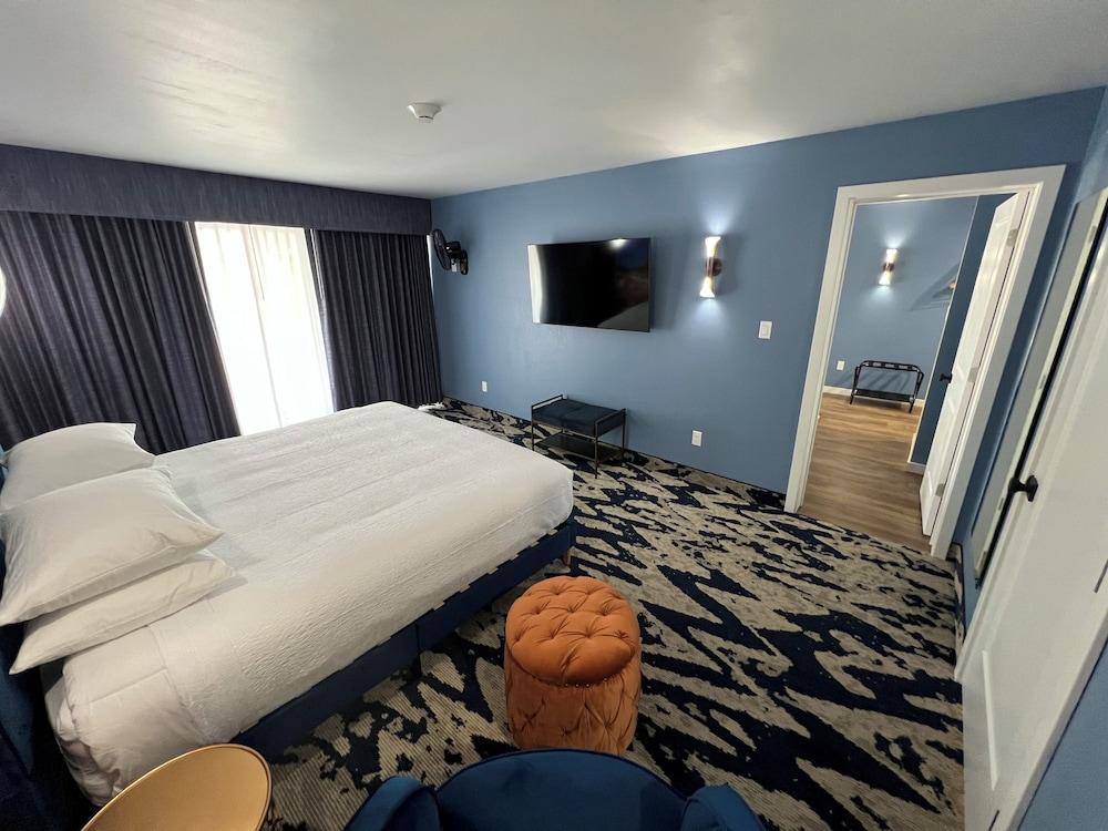 Lighthouse Inn & Suites photo 11