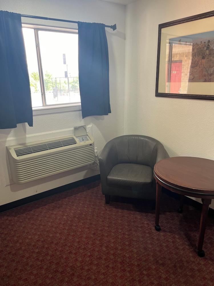 Glen Rose Inn and Suites photo 11