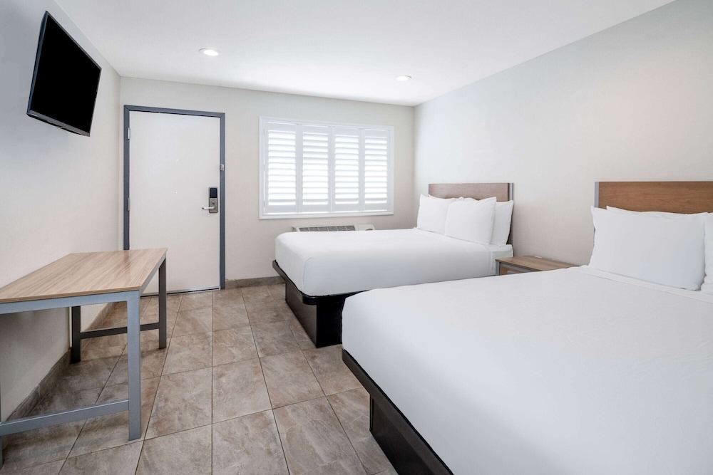 Super 8 by Wyndham Bakersfield Ca photo 10