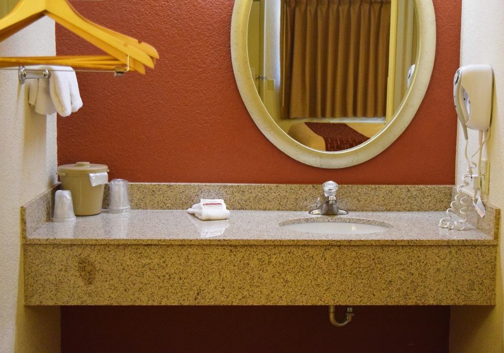 Red Roof Inn Utica photo 22