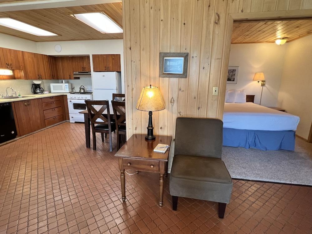 Thomsonite Beach Inn photo 41