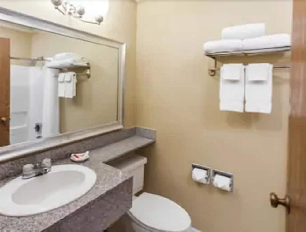 Clarion Pointe Bloomington – Normal near I-55 and University photo 6