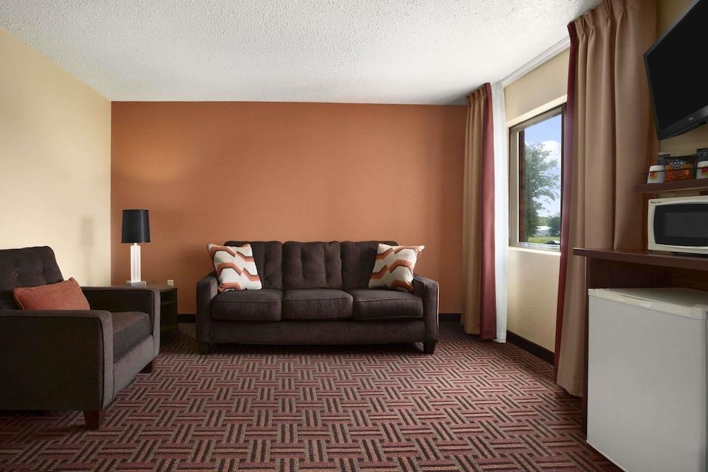 Super 8 by Wyndham Marion photo 6