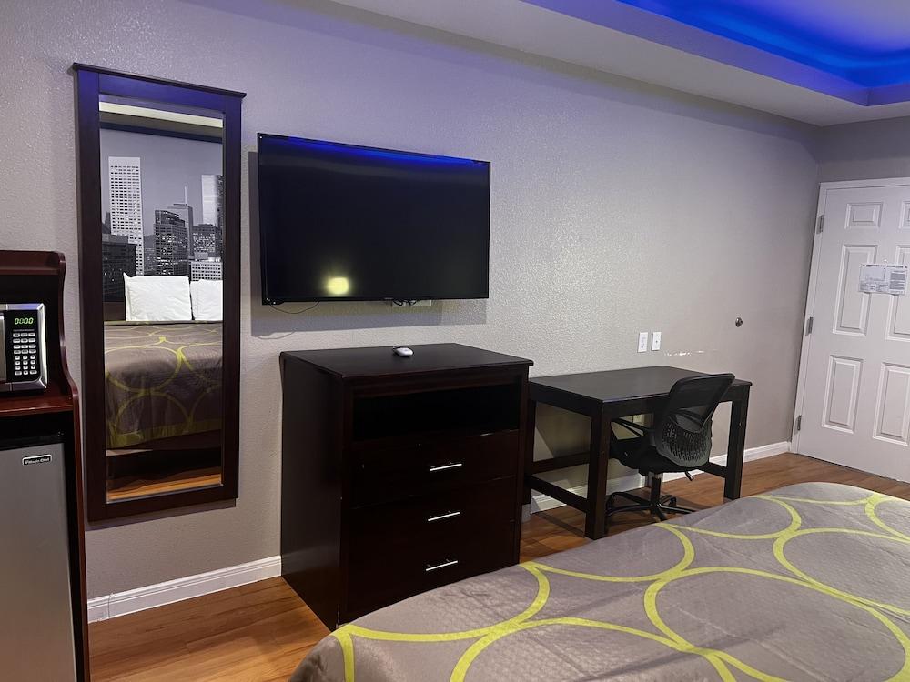 Super 8 by Wyndham Houston Northwest Cypress photo 10