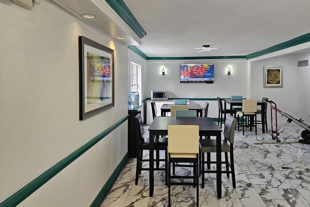 Quality Inn & Suites photo 33