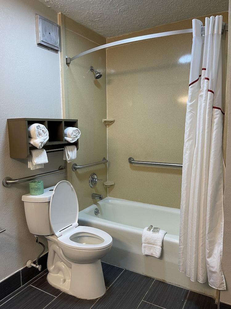 Red Roof Inn LaGrange photo 24