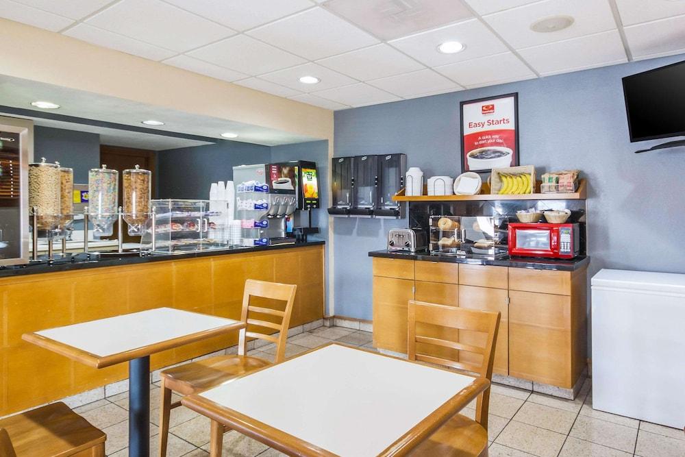 Econolodge Inn & Suites photo 51