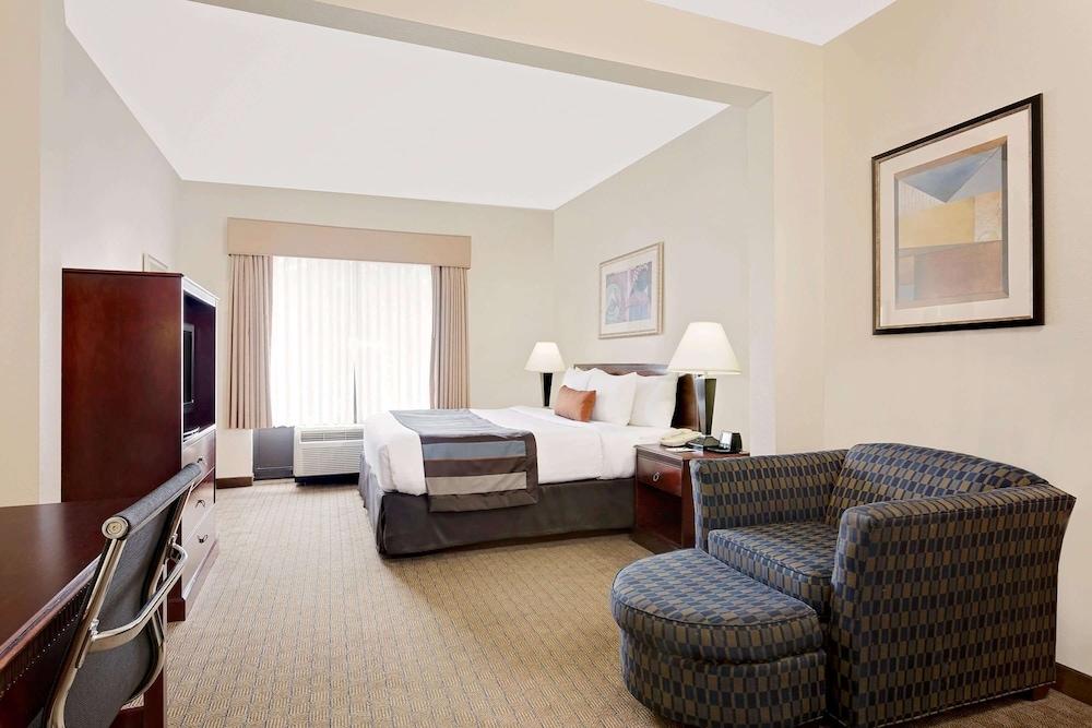 Wingate by Wyndham - Destin FL photo 6