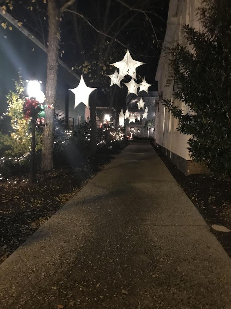 Carriage House Inn photo 34