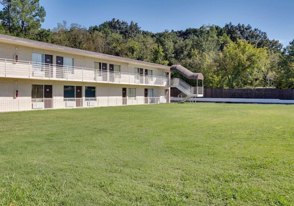 Super 8 by Wyndham Fort Smith photo 17