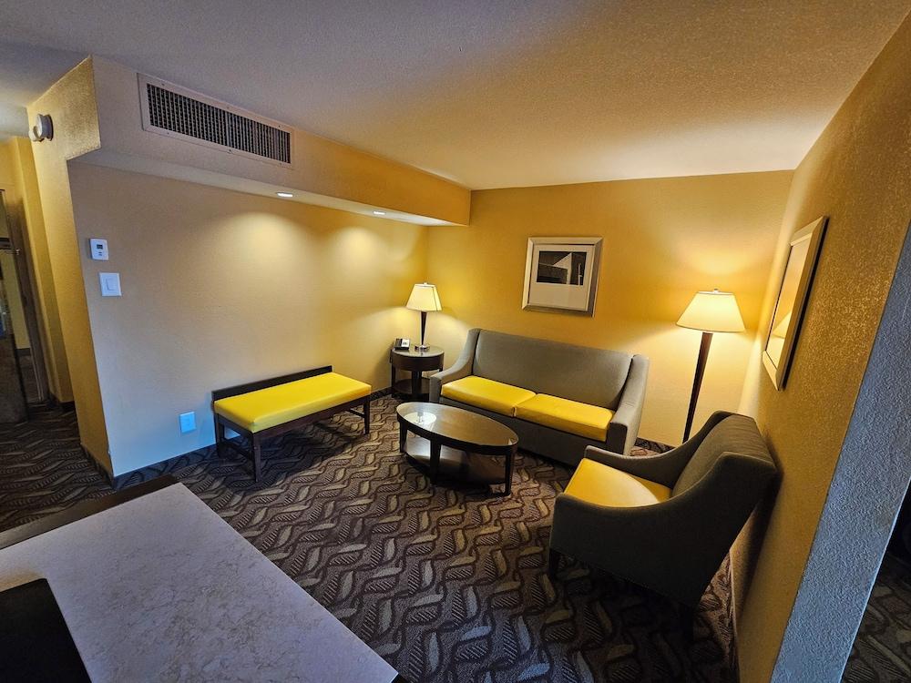 Clarion Inn & Suites Roswell photo 10