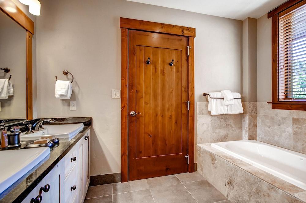 One Ski Hill Place, a RockResort, by Vail Resorts photo 8