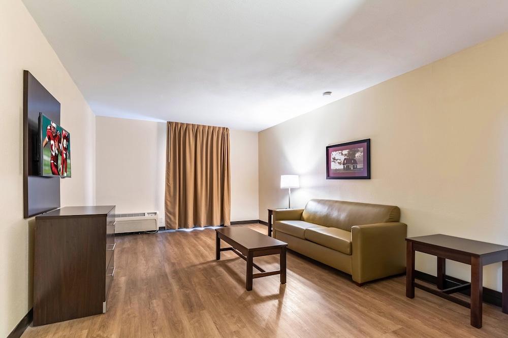 Red Roof Inn PLUS+ & Suites Houston - IAH Airport SW photo 17