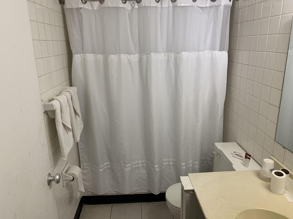 Travelers Inn photo 16
