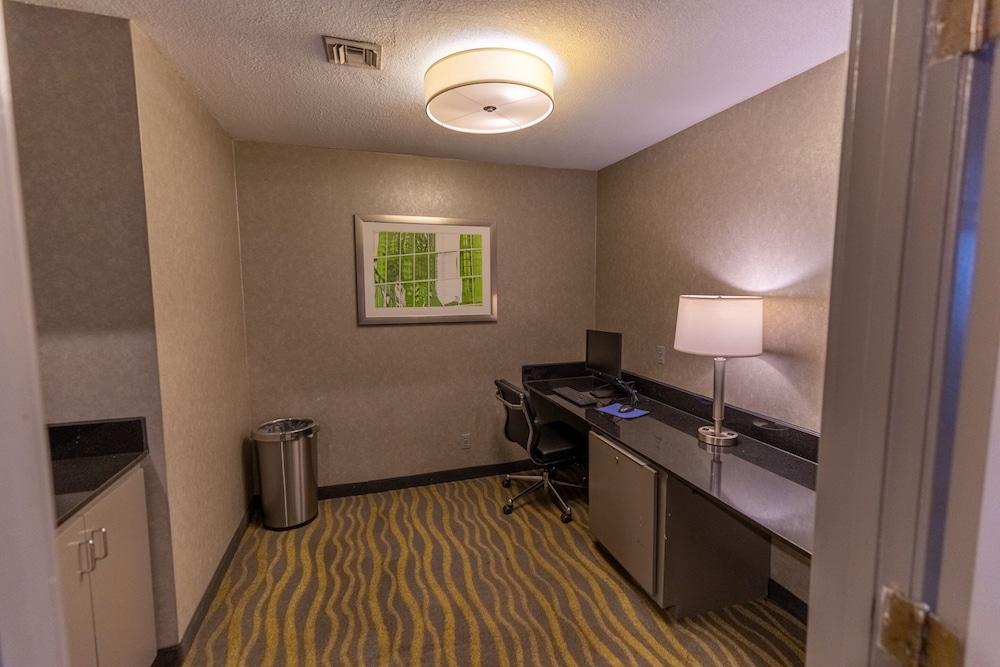 Red Roof Inn & Suites Irving – DFW Airport South photo 15