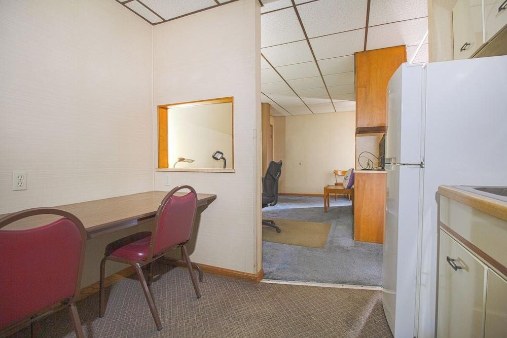 HomeTown Inn by OYO - Liberal, KS photo 38
