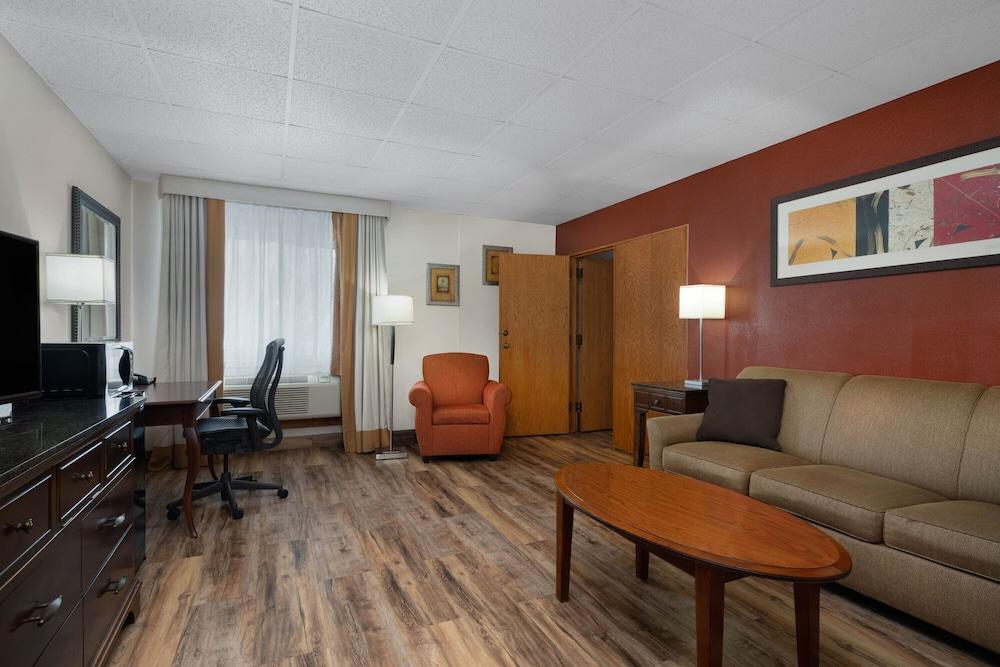 Ramada by Wyndham Albert Lea photo 68