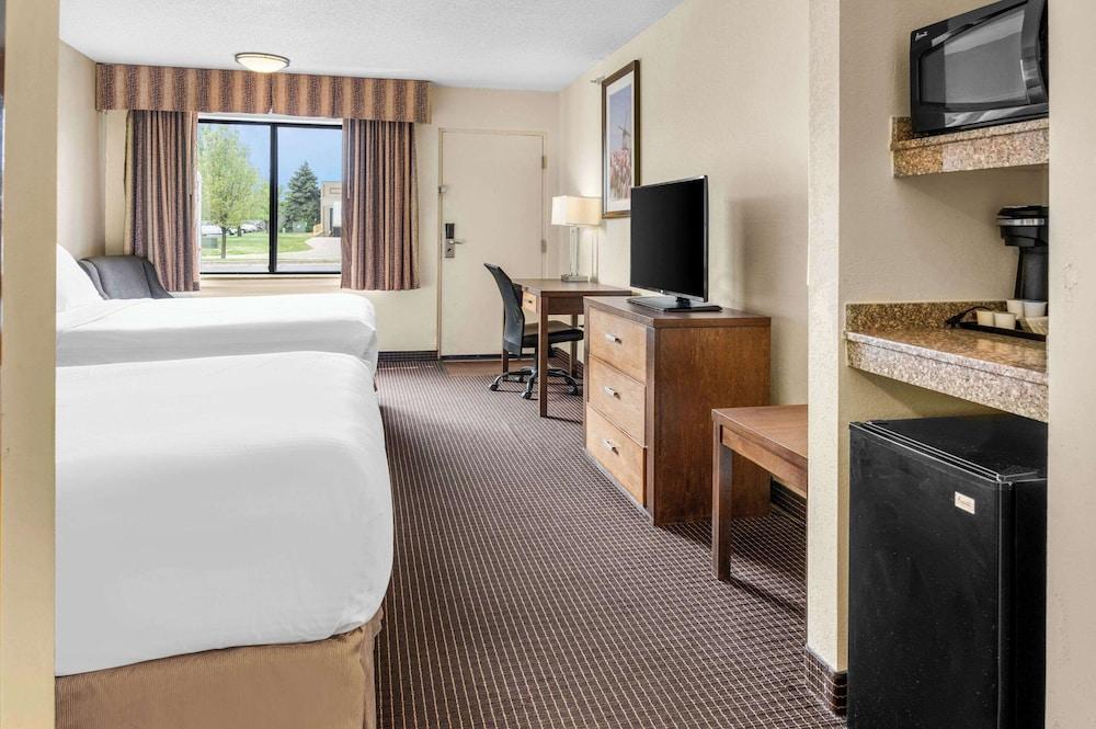 White Pines Inn & Suites photo 25