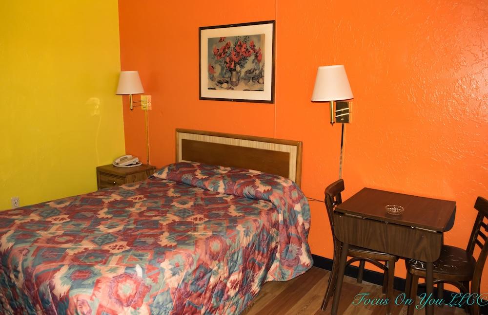 Bloomfield Motel photo 17
